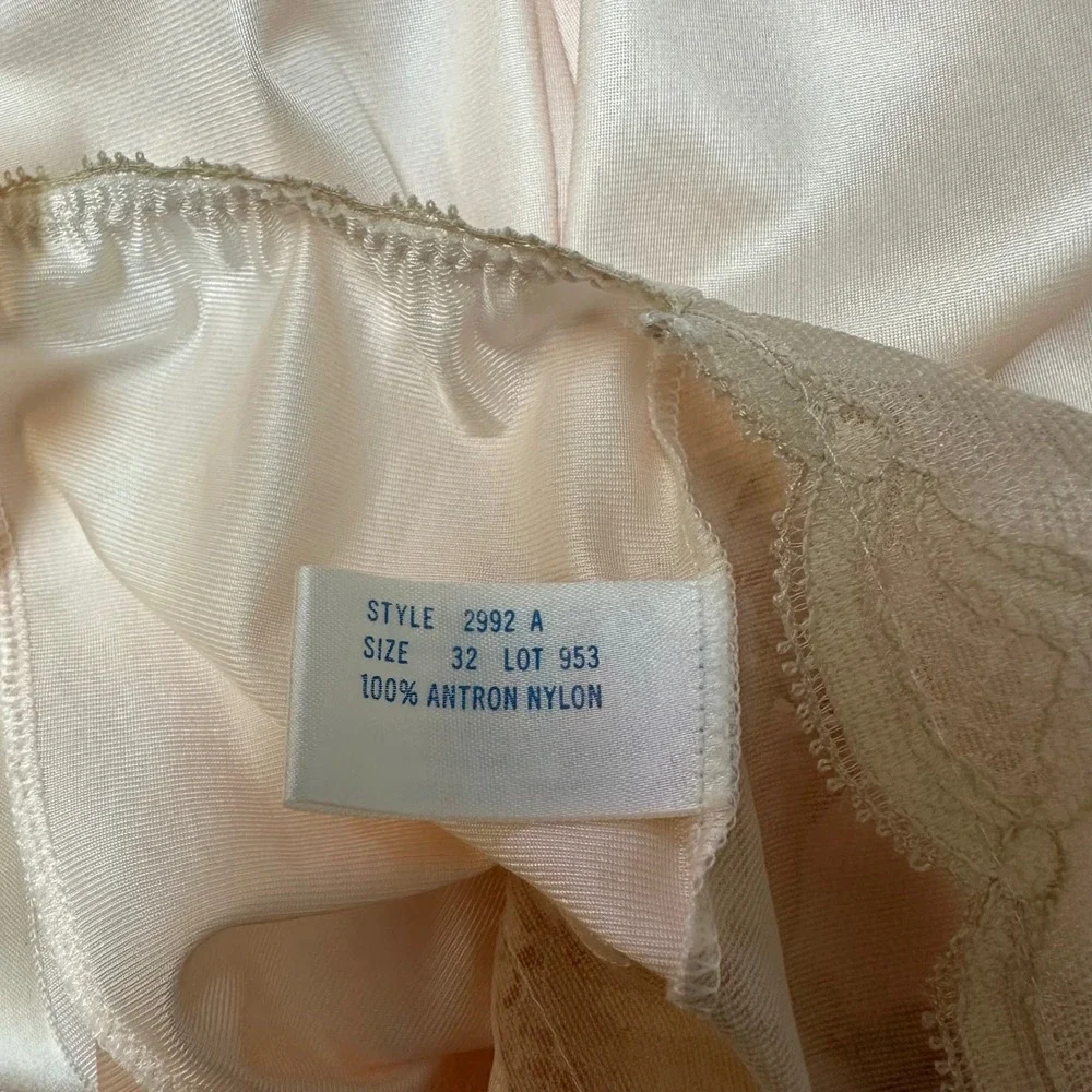 Vintage Wonder Maid Peach Lace Full Slip Dress 2992 A Antron Nylon NWT USA 32